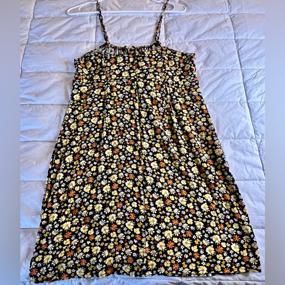 NWT Forever 21 floral print halter dress. Keyhole in front. Zipper closure. Med - Picture 5 of 9